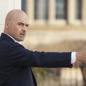 Il commissario Montalbano 14: Luca Zingaretti in una scena dell'episodio La rete di protezione