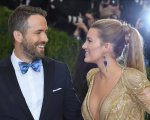 Coronavirus: Ryan Reynolds invita a chiamare Hugh Jackman e con Blake Lively dona 1 milione di dollari