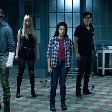 The New Mutants: Maisie Williams, Anya Taylor-Joy, Charlie Heaton, Henry Zaga, Blu Hunt in una scena del film