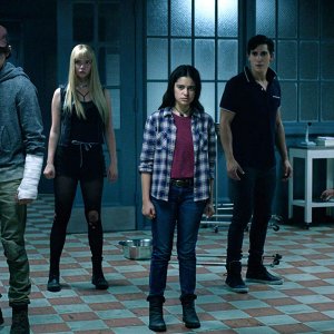 The New Mutants: Maisie Williams, Anya Taylor-Joy, Charlie Heaton, Henry Zaga, Blu Hunt in una scena del film