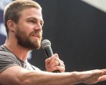Arrow, Stephen Amell: 'Non tornerò nell'Arrowverse, ma è stato bellissimo'