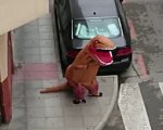 Coronavirus: travestito da dinosauro, tenta la 'fuga' da casa in pieno lockdown