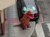 Coronavirus: travestito da dinosauro, tenta la 'fuga' da casa in pieno lockdown