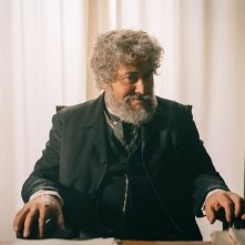 La concessione del telefono - C'era una volta Vigata: Corrado Guzzanti in una scena