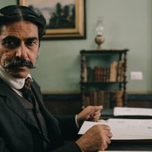 La concessione del telefono - C'era una volta Vigata: Sergio Vespertino in una scena