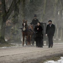 Freud: Ella Rumpf e Robert Finster in una in scena della serie Netflix