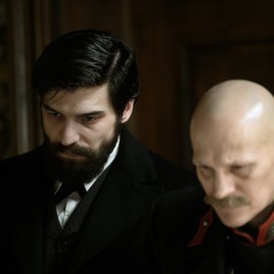 Freud: Georg Friedrich e Robert Finster una scena della serie Netflix