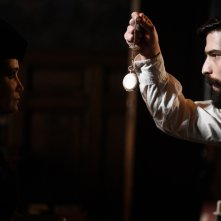 Freud: Robert Finster pratica l'ipnotismo in una scena della serie Netflix