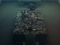 Il buco, recensione: su Netflix la distopia viene mangiando