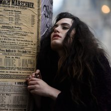 Freud: Ella Rumpf è Fleur nella serie Netflix