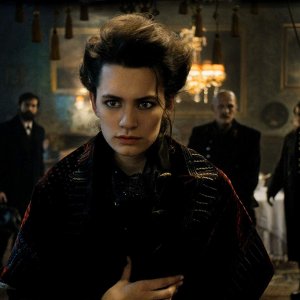 Freud: Ella Rumpf in una scena della serie Netflix