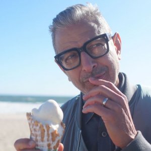 Il mondo secondo Jeff Goldblum: l'attore assaggia il gelato in una scena della serie