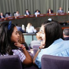 Elena, diventerò presidente: Carmina Garay e Tess Romero in una scena della serie Disney+