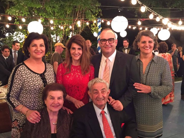 Coronavirus, Nia Vardalos lancia una campagna benefica in onore del padre, morto a 87 anni