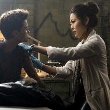 Batwoman: Ruby Rose e Nicole Kang in una scena della serie