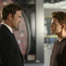 Batwoman: Dougray Scott  con Ruby Rose una scena della serie