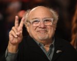 Coronavirus, Danny DeVito: 'I giovani possono contagiare gli anziani come me, state a casa!'