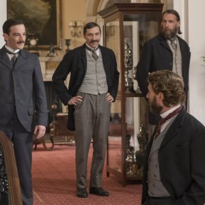 The English Game: Craig Parkinson, Kevin Guthrie ed Edward Holcroft in una scena della serie