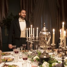 The English Game: Edward Holcroft e Kate Phillips in una scena della serie