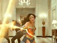 Wonder Woman 1984, Gal Gadot sul posticipo: 'Ci aspetta un futuro più luminoso'