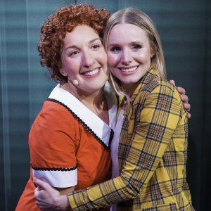 Encore!: Kristen Bell con la protagonista del musical Annie