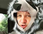 Jeremy Renner diventa il bradipo DJ Sloth durante la quarantena a casa