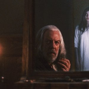 Donald Sutherland in una scena di An American Haunting