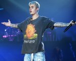 Justin Bieber, si collega con una fan ma la trova nuda sul letto (video)