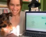 Emilia Clarke e il suo cagnolino Teddy leggono storie ai bambini