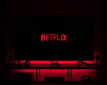 Resta a casa, fuori ci sono gli spoiler: la campagna Netflix contro il Coronavirus