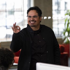 Jexi: Michael Peña in una scena del film