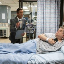 Veronica Mars: Daran Norris e Patton Oswalt in una scena della premiere del revival