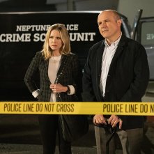 Veronica Mars: Kristen Bell ed Enrico Colantoni nella premiere del revival