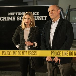 Veronica Mars: Kristen Bell ed Enrico Colantoni nella premiere del revival