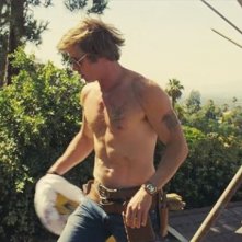 Brad Pitt senza maglietta in C'era una volta a... Hollywood: una scena del film