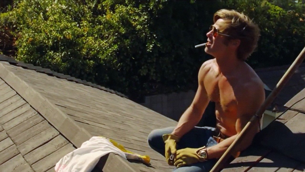 Brad Pitt nei panni di Cliff Booth