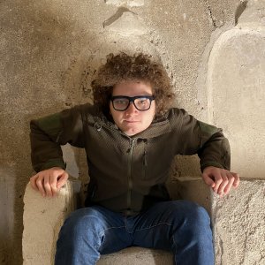 Tommy e l'asta dei cervelli ribelli: Tommy Nicoletti in una scena del film