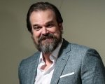 David Harbour vuole sapere come state, che fate, se va tutto bene... Via sms!