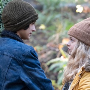 Home Before Dark: Kylie Rogers e Rio Mangini in una scena del secondo episodio della serie Apple TV+