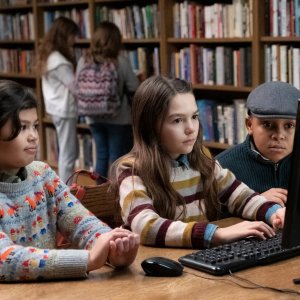 Home Before Dark: Deric McCabe, Brooklynn Prince e Jibrail Nantambu in una scena del terzo episodio della serie Apple TV+