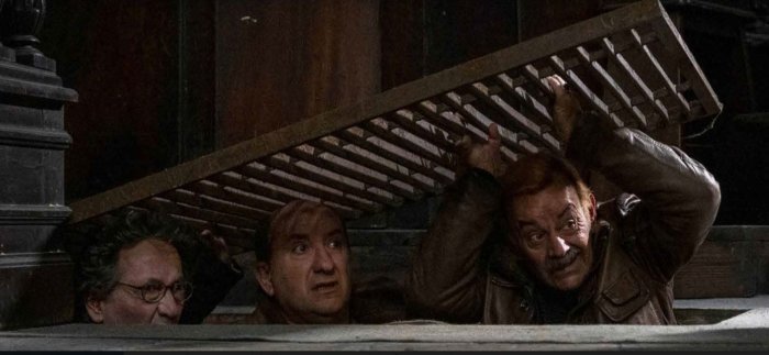 I Topi 2, la recensione: Antonio Albanese torna a dirigere e interpretare la sitcom sulla mafia sotterranea