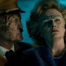Iron Sky: The Coming Race, Udo Kier, Amanda Wolzak in una scena del film