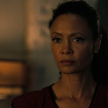 Westworld 3: Un primo piano di Thandie Newton dal quarto episodio della stagione