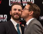 Chris Evans augura buon compleanno a Robert Downey Jr: 'Ti amo 3000'