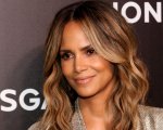 Halle Berry: suo figlio indossa i tacchi alti nel video e lei risponde alle critiche