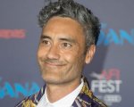 Taika Waititi lascia la regia per realizzare pupazzi fatti a mano... Più o meno