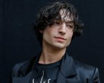 Ezra Miller nei guai: in un video l'attore afferra per il collo una fan