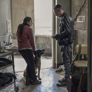 The Walking Dead 10: Jeffrey Dean Morgan e Cassady McClincy in una scena