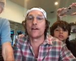 Matthew McConaughey superstar del bingo virtuale della casa di riposo (VIDEO)