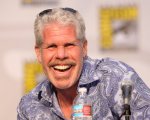 Ron Perlman rivela la storia della stretta di mano all'urina con Harvey Weinstein